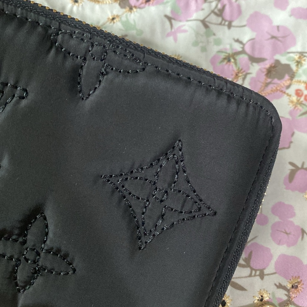 Louis Vuitton Black Zipper Clutch Wallet - Picture 2 of 8